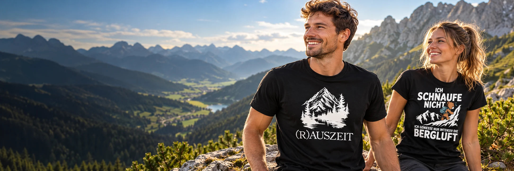 Wanderer mit Kraxelgaudi Rauszeit und Bergluft T-Shirts auf einem sonnigen Alpengipfel