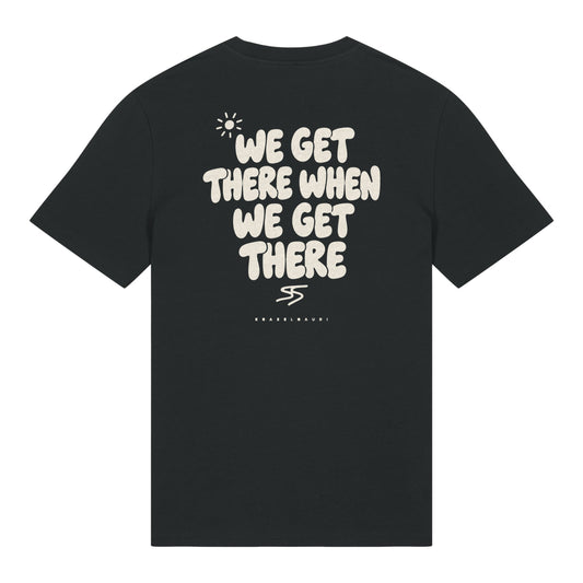 We Get There When We Get There T-Shirt in Schwarz, Rückenansicht mit Rückendruck
