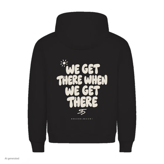 We Get There When We Get There Hoodie in Schwarz, Rückenansicht mit Rückendruck, KI-generiert