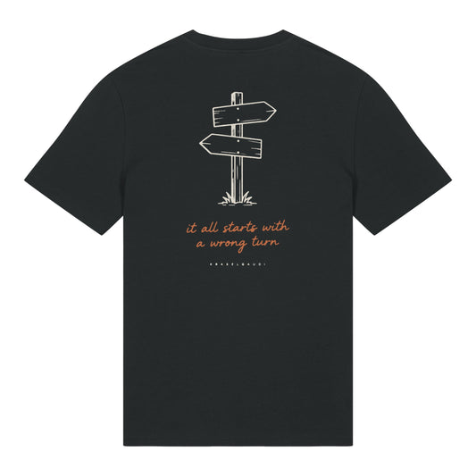 It All Starts With a Wrong Turn T-Shirt in Schwarz, Rückenansicht mit Rückendruck