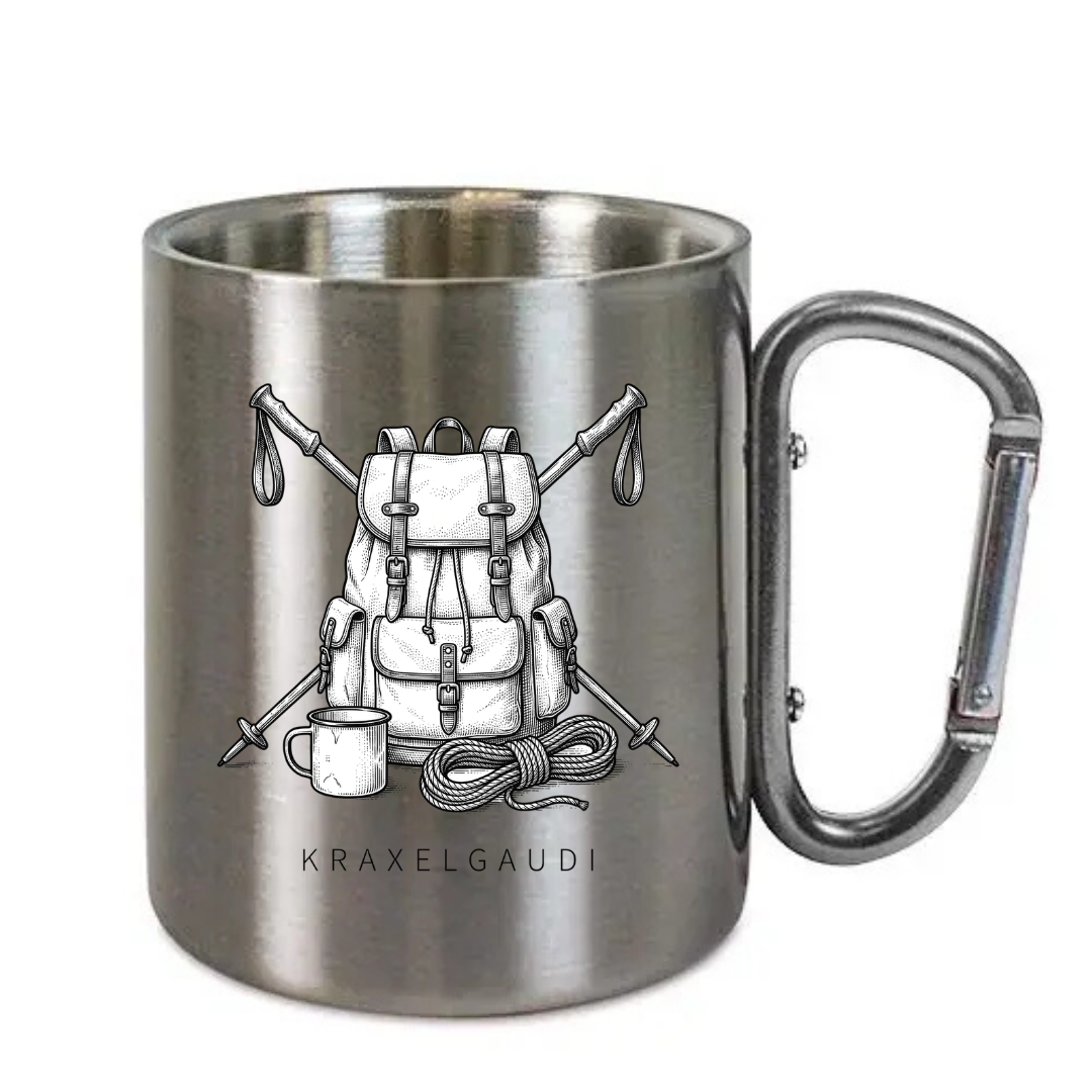 Karabinertasse mit Bergausrüstung aus Edelstahl mit Karabinergriff vor weißem Hintergrund