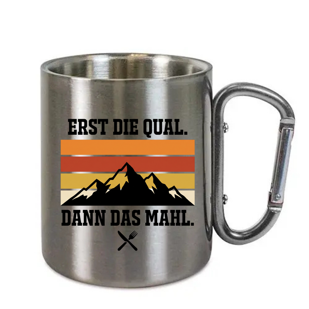 Karabinertasse Erst die Qual dann das Mahl aus Edelstahl mit Karabinergriff vor weißem Hintergrund