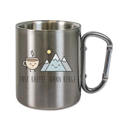 Karabinertasse Erst Kaffee dann Berge aus Edelstahl mit Karabinergriff vor weißem Hintergrund