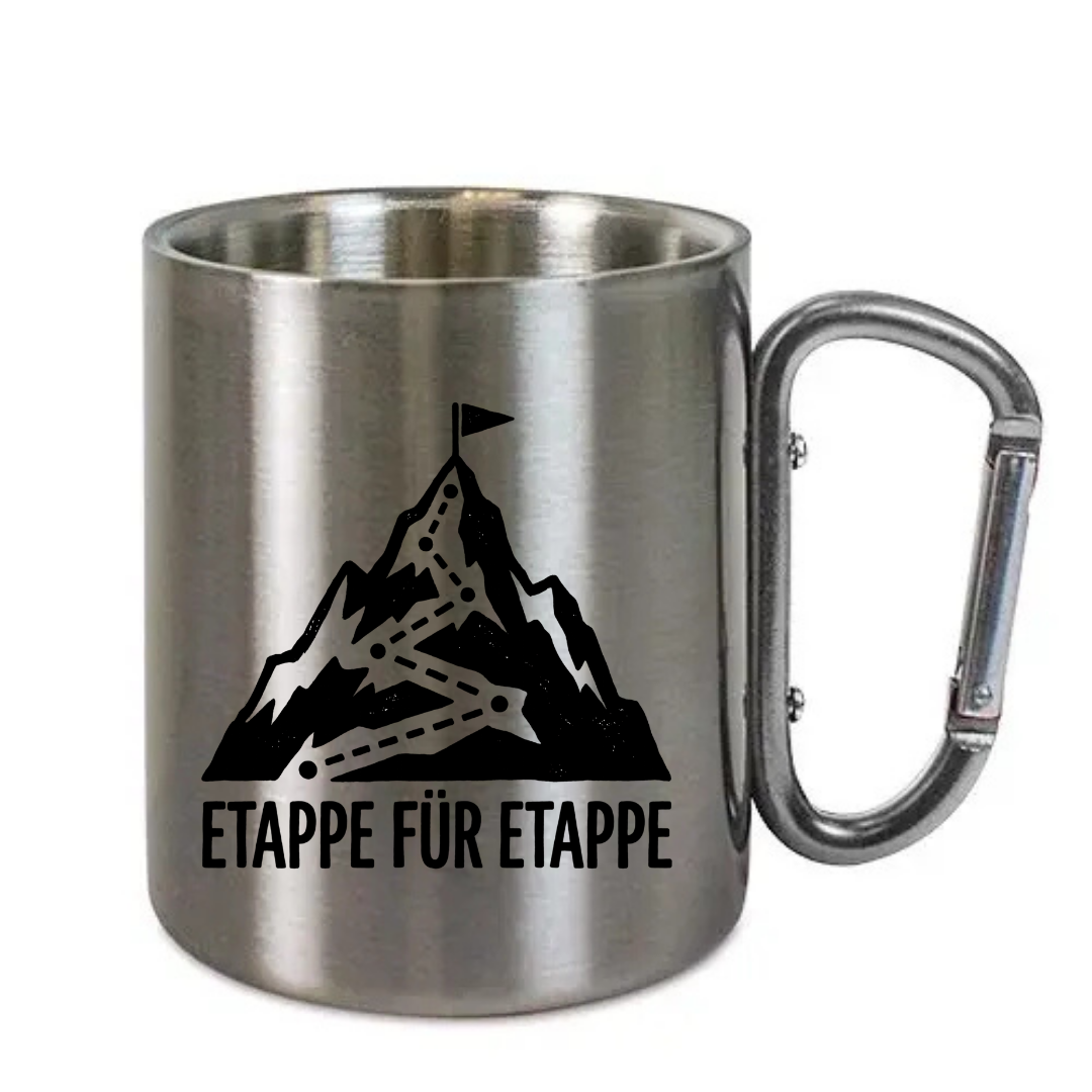 Karabinertasse Etappe für Etappe aus Edelstahl mit Karabinergriff vor weißem Hintergrund