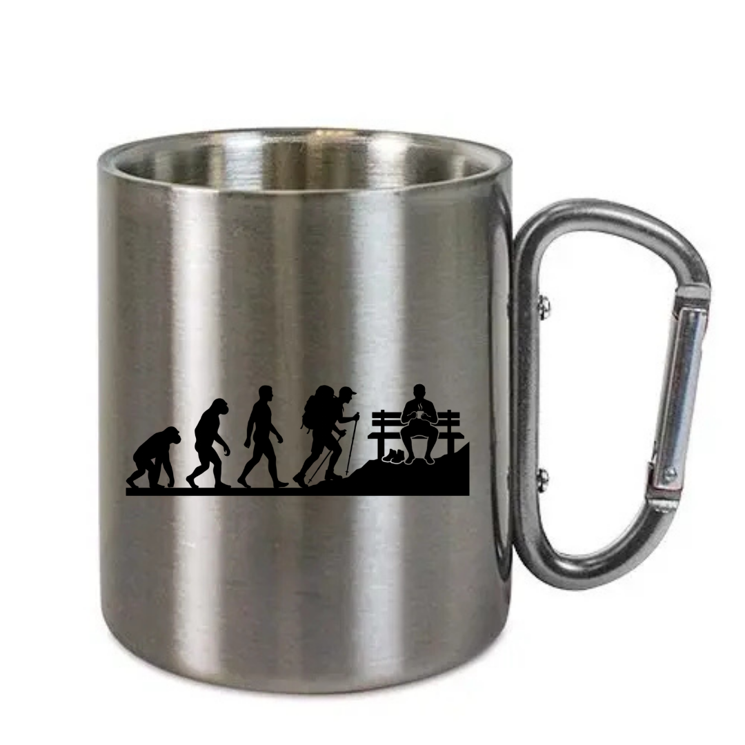 Karabinertasse Evolution des Wanderers aus Edelstahl mit Karabinergriff vor weißem Hintergrund