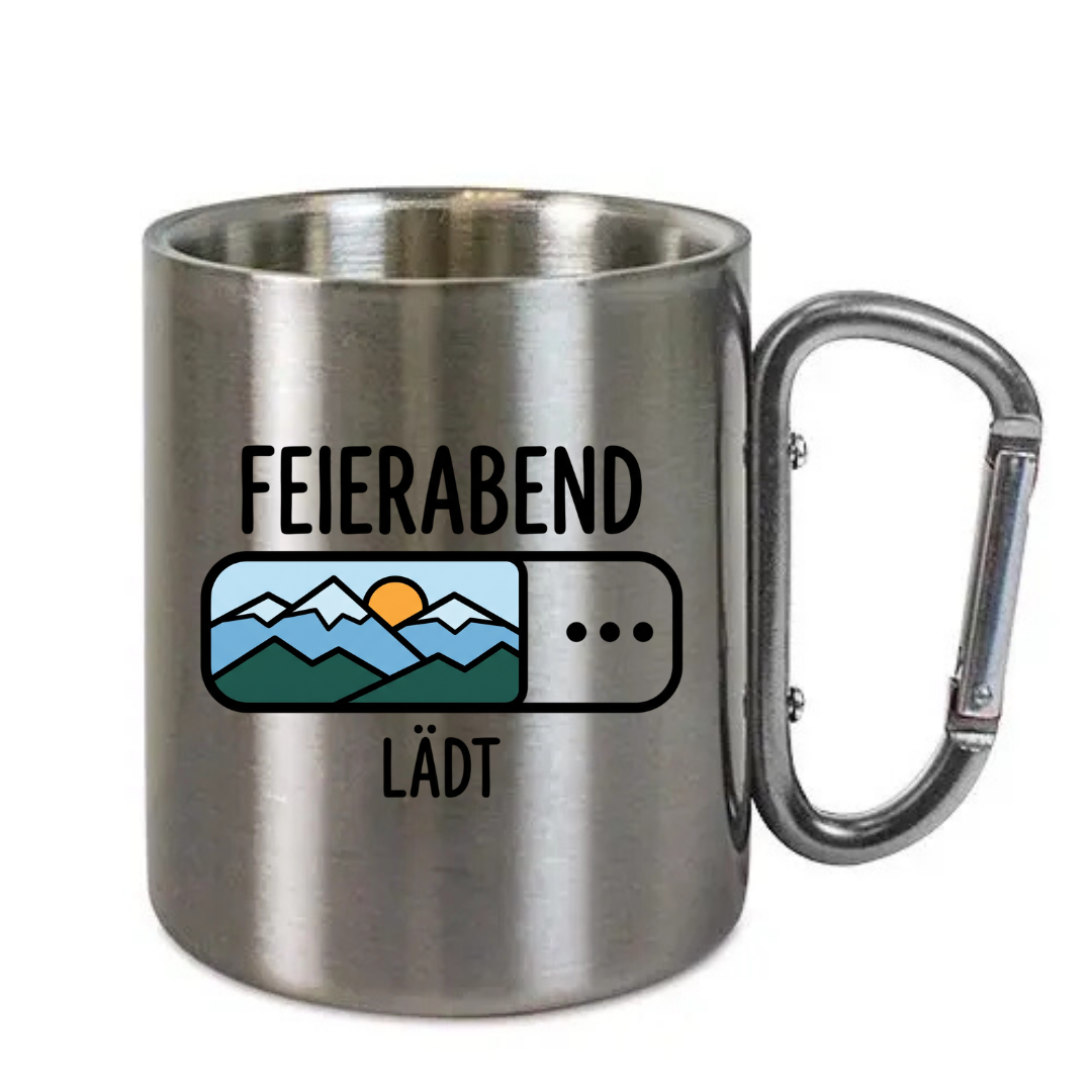 Karabinertasse Feierabend lädt aus Edelstahl mit Karabinergriff vor weißem Hintergrund