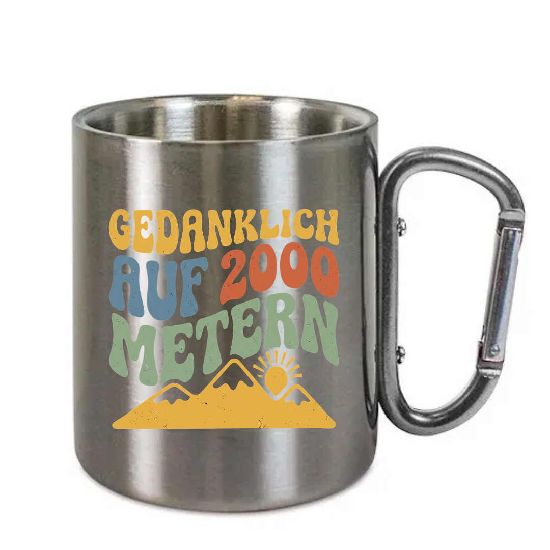 Karabinertasse Gedanklich auf 2000 Metern aus Edelstahl mit Karabinergriff vor weißem Hintergrund