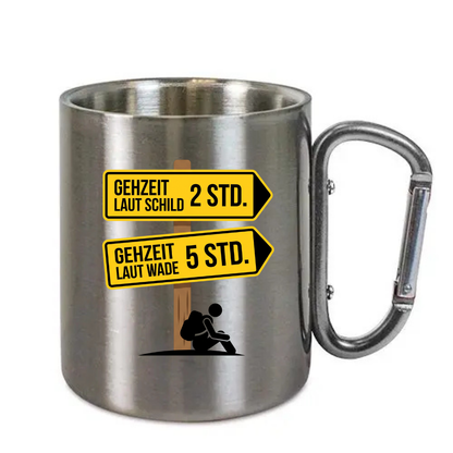 Karabinertasse Gehzeit laut Wade aus Edelstahl mit Karabinergriff vor weißem Hintergrund