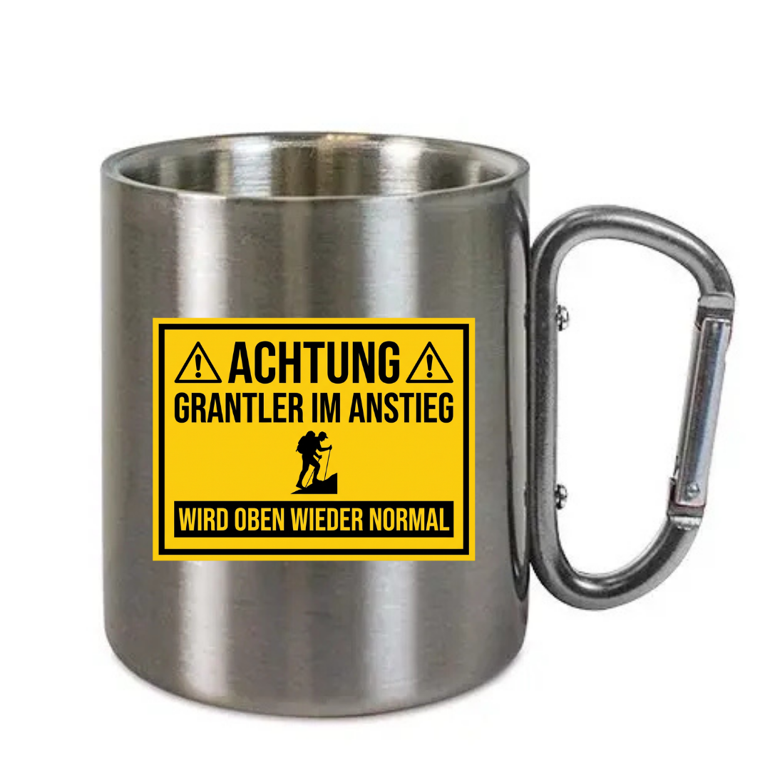 Karabinertasse Grantler im Anstieg aus Edelstahl mit Karabinergriff vor weißem Hintergrund
