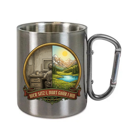 Karabinertasse Hier sitz i dort ghör i hin aus Edelstahl mit Karabinergriff vor weißem Hintergrund