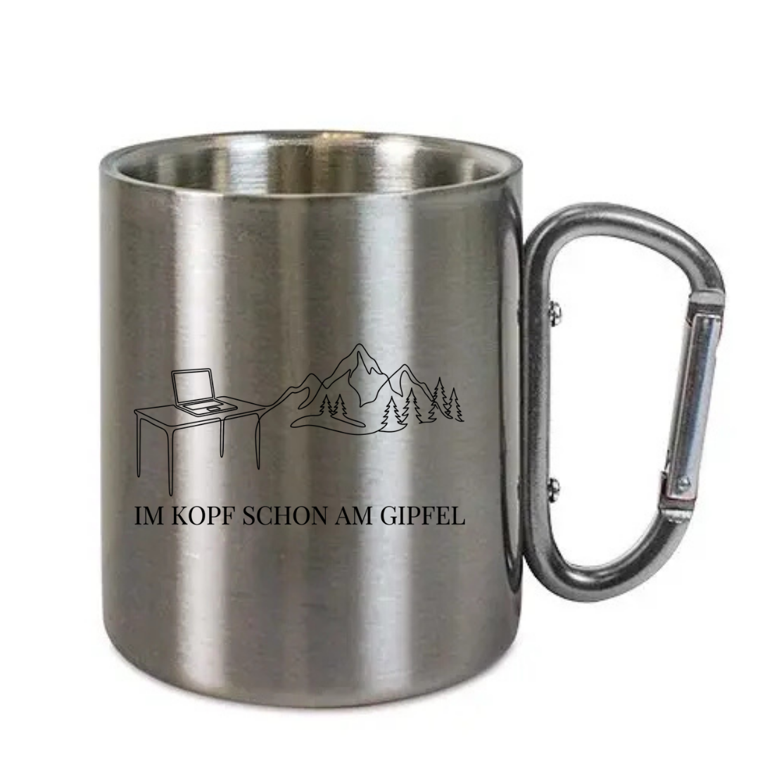Karabinertasse Im Kopf schon am Gipfel aus Edelstahl mit Karabinergriff vor weißem Hintergrund