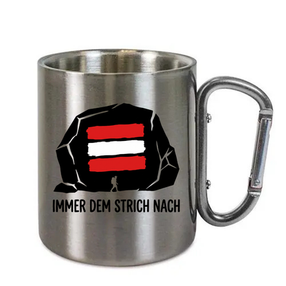 Karabinertasse Immer dem Strich nach aus Edelstahl mit Karabinergriff vor weißem Hintergrund