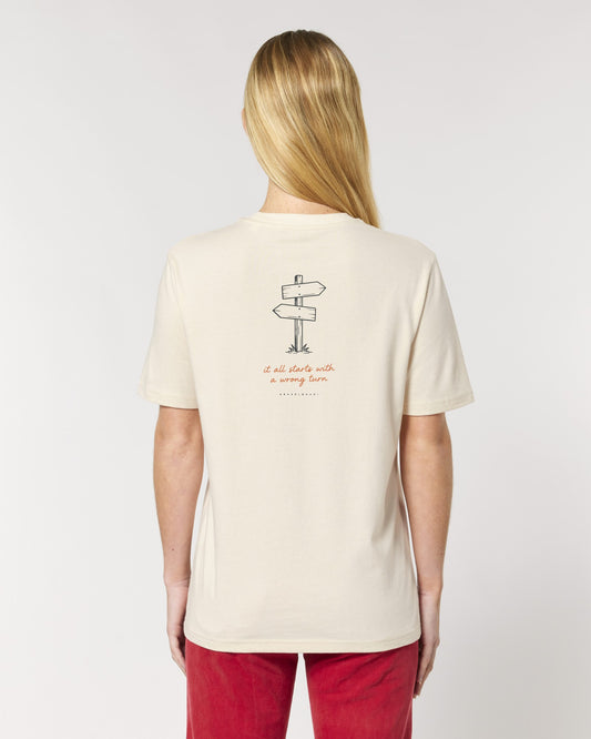 It All Starts With a Wrong Turn T-Shirt mit Rückendruck, von hinten getragen