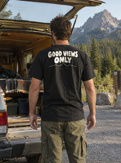 Good Views Only T-Shirt mit Rückendruck, unterwegs in den Bergen