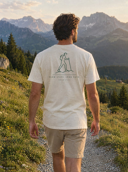 Slow Steps Long Days T-Shirt mit Rückendruck, unterwegs in den Bergen