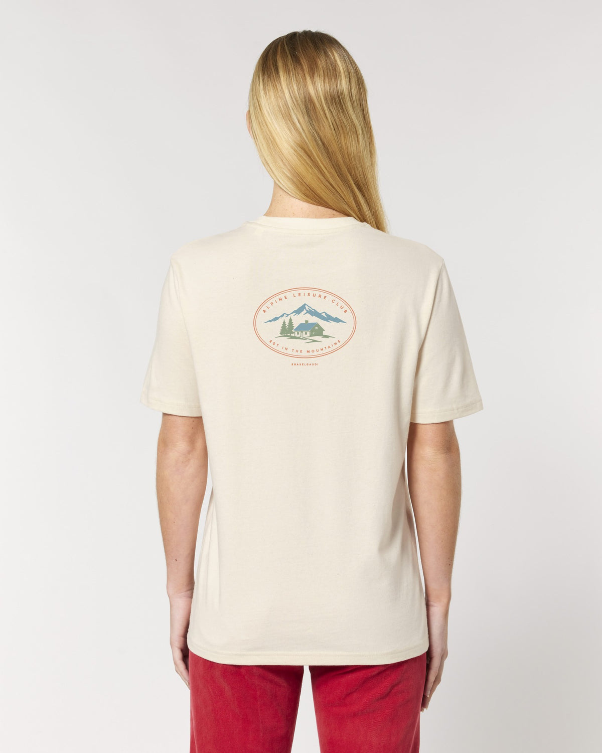 Alpine Leisure Club T-Shirt mit Rückendruck, von hinten getragen