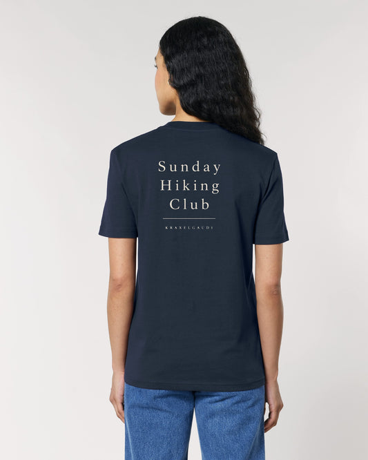 Sunday Hiking Club T-Shirt mit Rückendruck, von hinten getragen