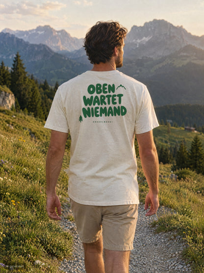 Oben wartet niemand T-Shirt mit Rückendruck, unterwegs in den Bergen