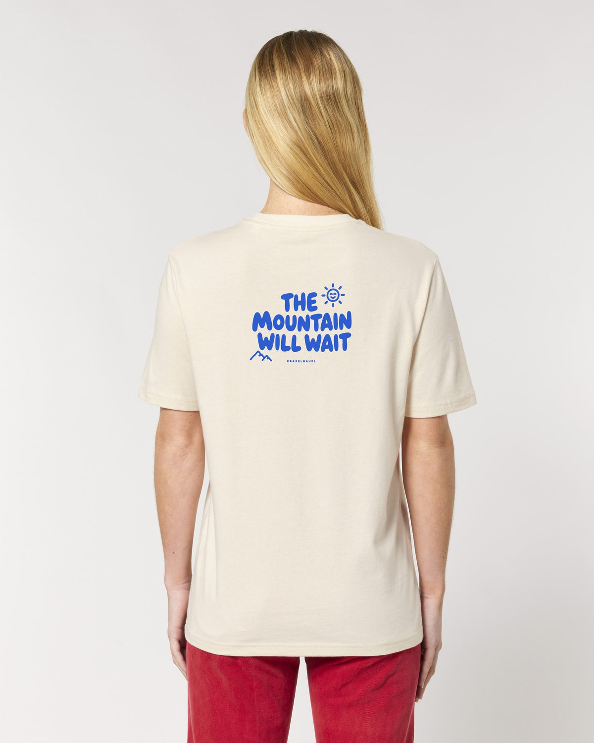 The Mountain Will Wait T-Shirt mit Rückendruck, von hinten getragen