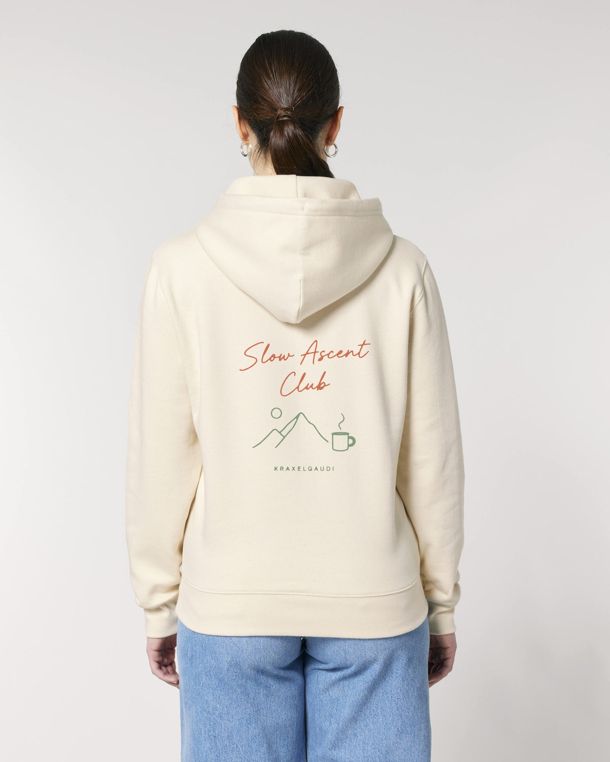 Slow Ascent Club Hoodie mit Rückendruck, von hinten getragen