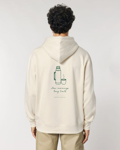 Slow Mornings Long Trails Hoodie mit Rückendruck, von hinten getragen