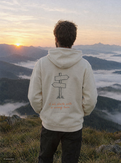 It All Starts With a Wrong Turn Hoodie mit Rückendruck, unterwegs in den Bergen