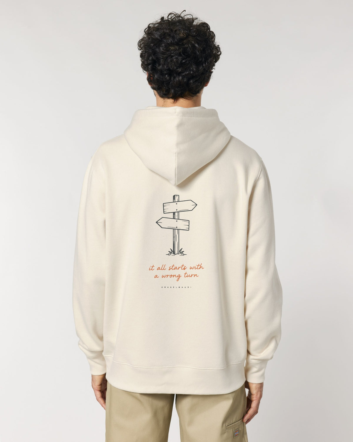 It All Starts With a Wrong Turn Hoodie mit Rückendruck, von hinten getragen