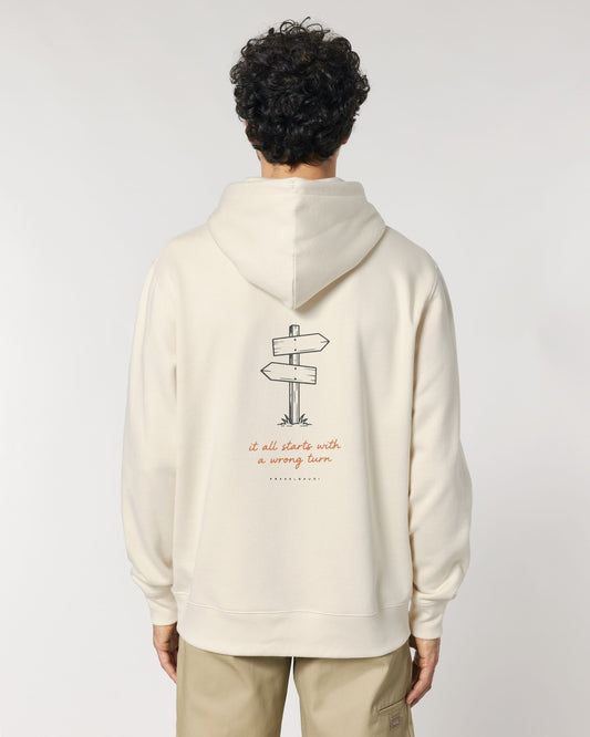 It All Starts With a Wrong Turn Hoodie mit Rückendruck, von hinten getragen