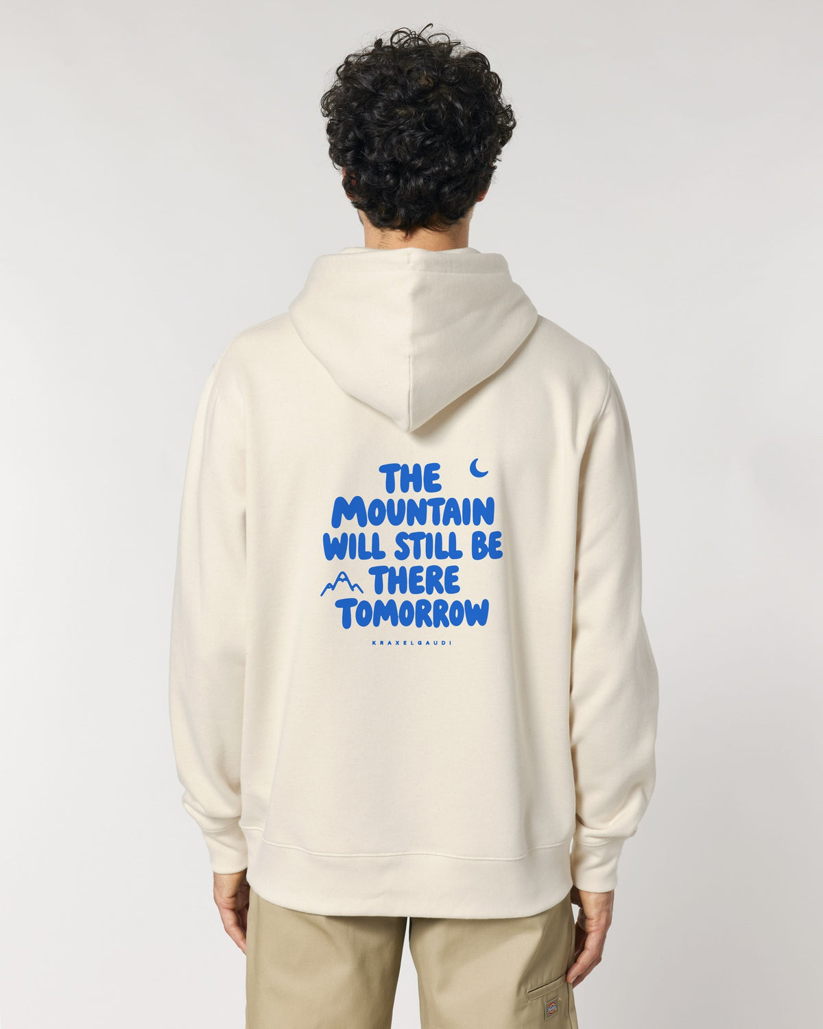 The Mountain Will Still Be There Hoodie mit Rückendruck, von hinten getragen
