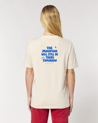 The Mountain Will Still Be There T-Shirt mit Rückendruck, von hinten getragen