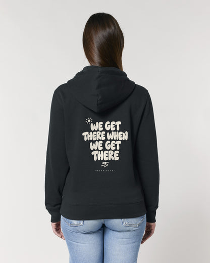 We Get There When We Get There Hoodie mit Rückendruck, von hinten getragen