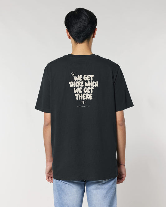 We Get There When We Get There T-Shirt mit Rückendruck, von hinten getragen