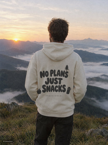 No Plans Just Snacks Hoodie mit Rückendruck, unterwegs in den Bergen