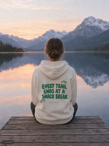 Every Trail Ends at a Snack Break Hoodie mit Rückendruck, unterwegs in den Bergen