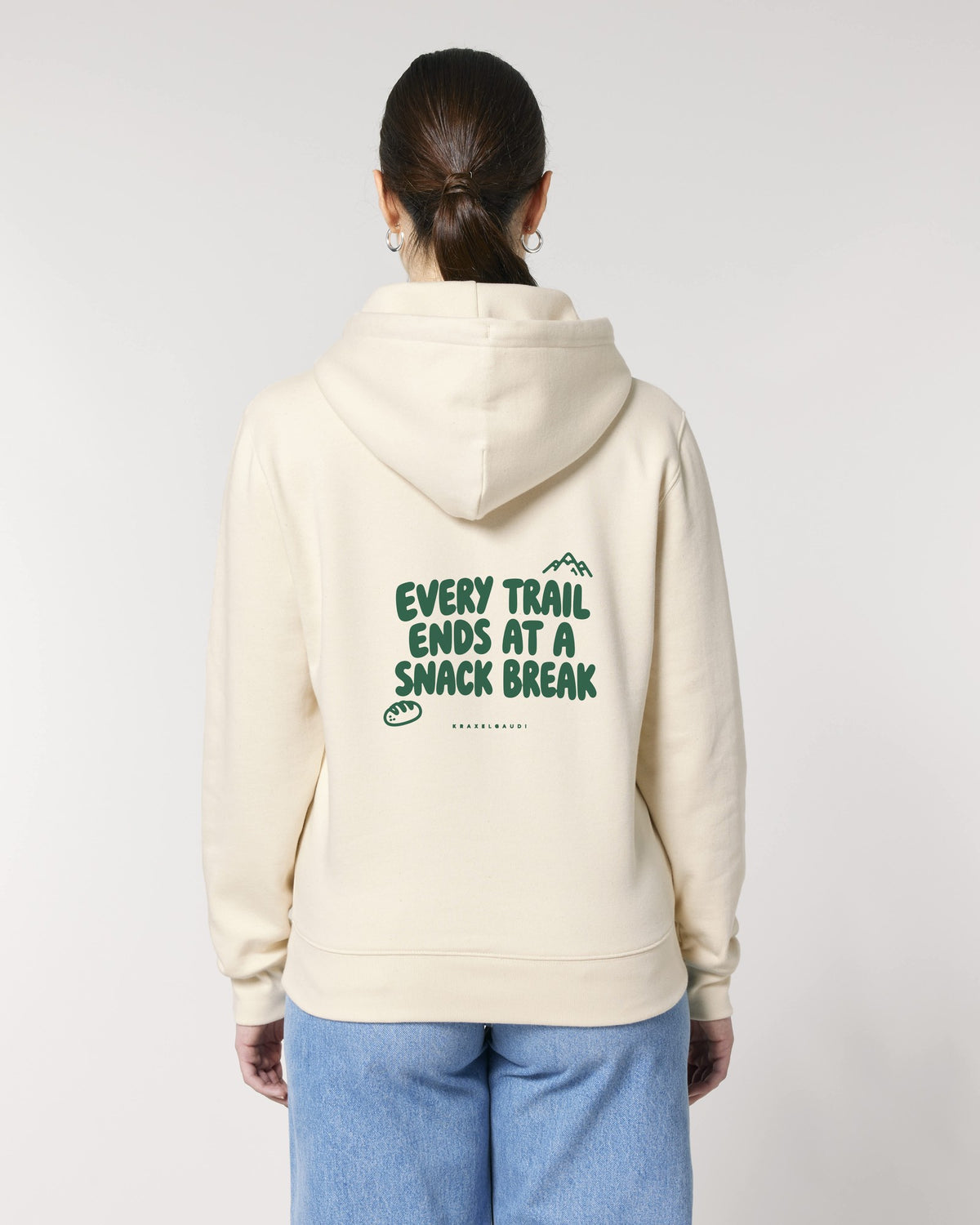Every Trail Ends at a Snack Break Hoodie mit Rückendruck, von hinten getragen