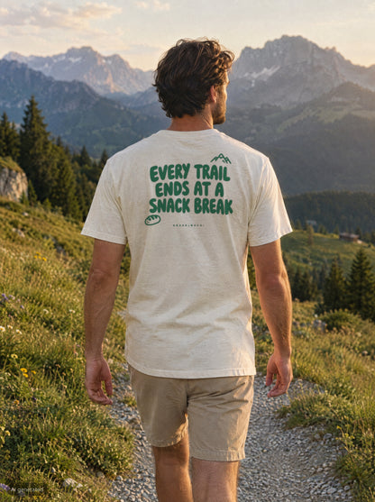 Every Trail Ends at a Snack Break T-Shirt mit Rückendruck, unterwegs in den Bergen