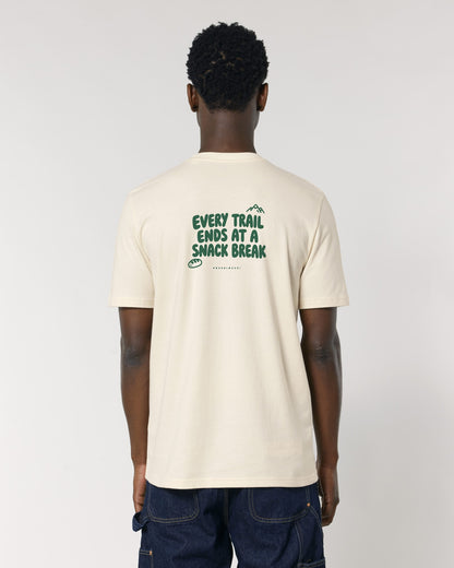 Every Trail Ends at a Snack Break T-Shirt mit Rückendruck, von hinten getragen