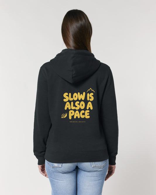 Slow Is Also a Pace Hoodie mit Rückendruck, von hinten getragen