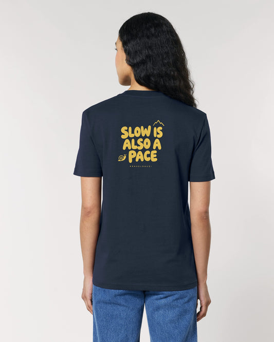 Slow Is Also a Pace T-Shirt mit Rückendruck, von hinten getragen