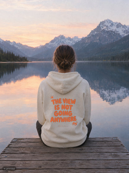 The View Is Not Going Anywhere Hoodie mit Rückendruck, unterwegs in den Bergen