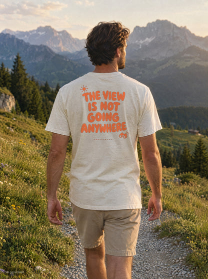 The View Is Not Going Anywhere T-Shirt mit Rückendruck, unterwegs in den Bergen
