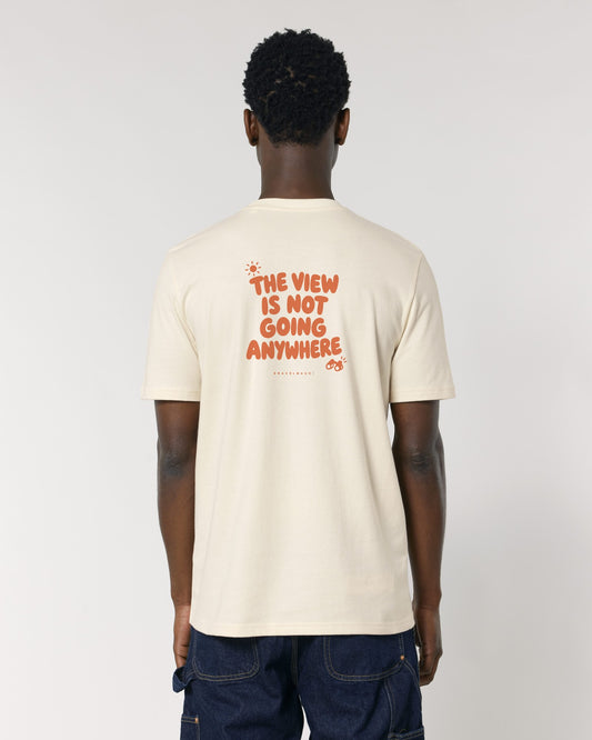 The View Is Not Going Anywhere T-Shirt mit Rückendruck, von hinten getragen