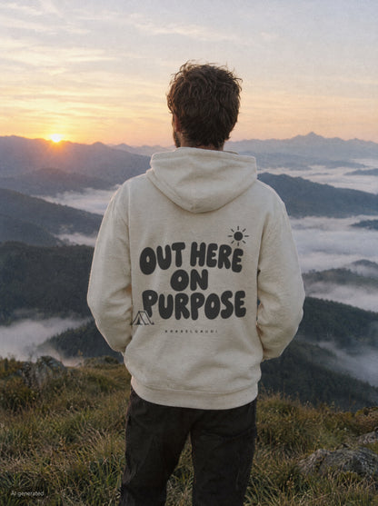 Out Here on Purpose Hoodie mit Rückendruck, unterwegs in den Bergen