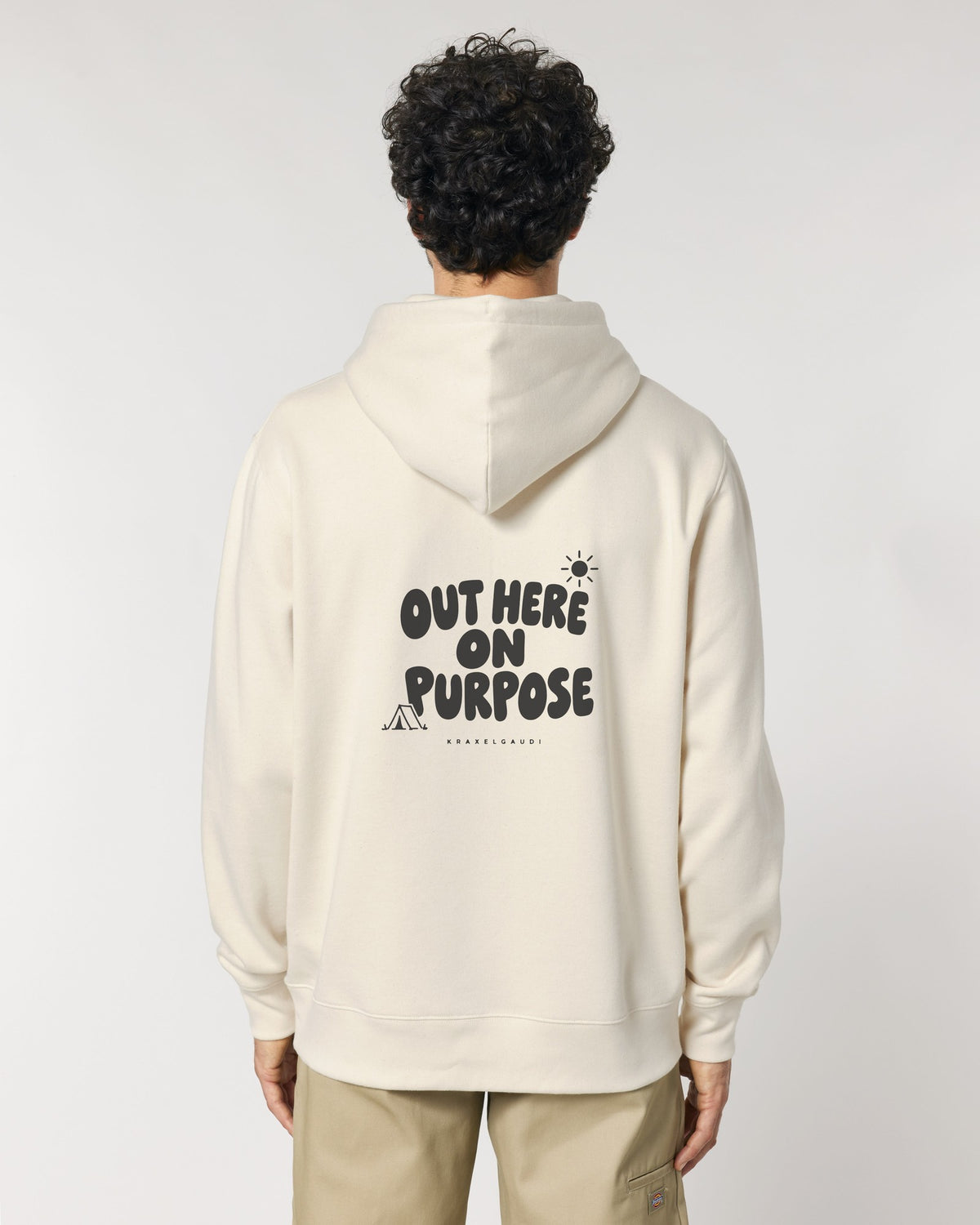 Out Here on Purpose Hoodie mit Rückendruck, von hinten getragen