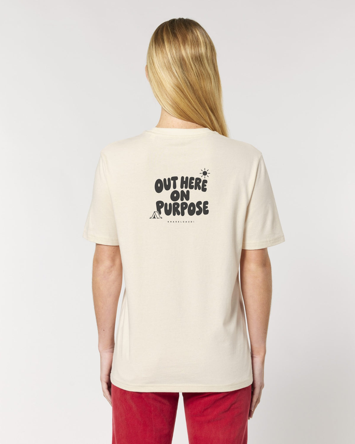 Out Here on Purpose T-Shirt mit Rückendruck, von hinten getragen