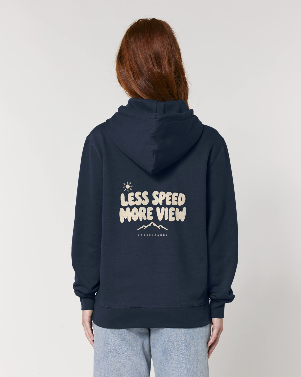 Less Speed More View Hoodie mit Rückendruck, von hinten getragen