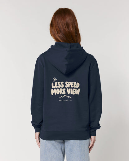 Less Speed More View Hoodie mit Rückendruck, von hinten getragen