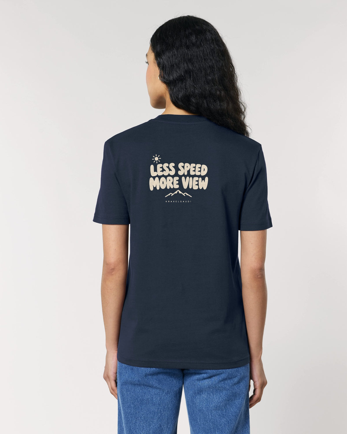 Less Speed More View T-Shirt mit Rückendruck, von hinten getragen