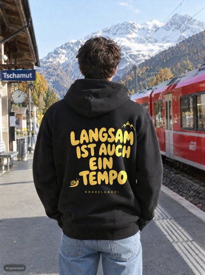 Langsam ist auch ein Tempo Hoodie mit Rückendruck, unterwegs in den Bergen