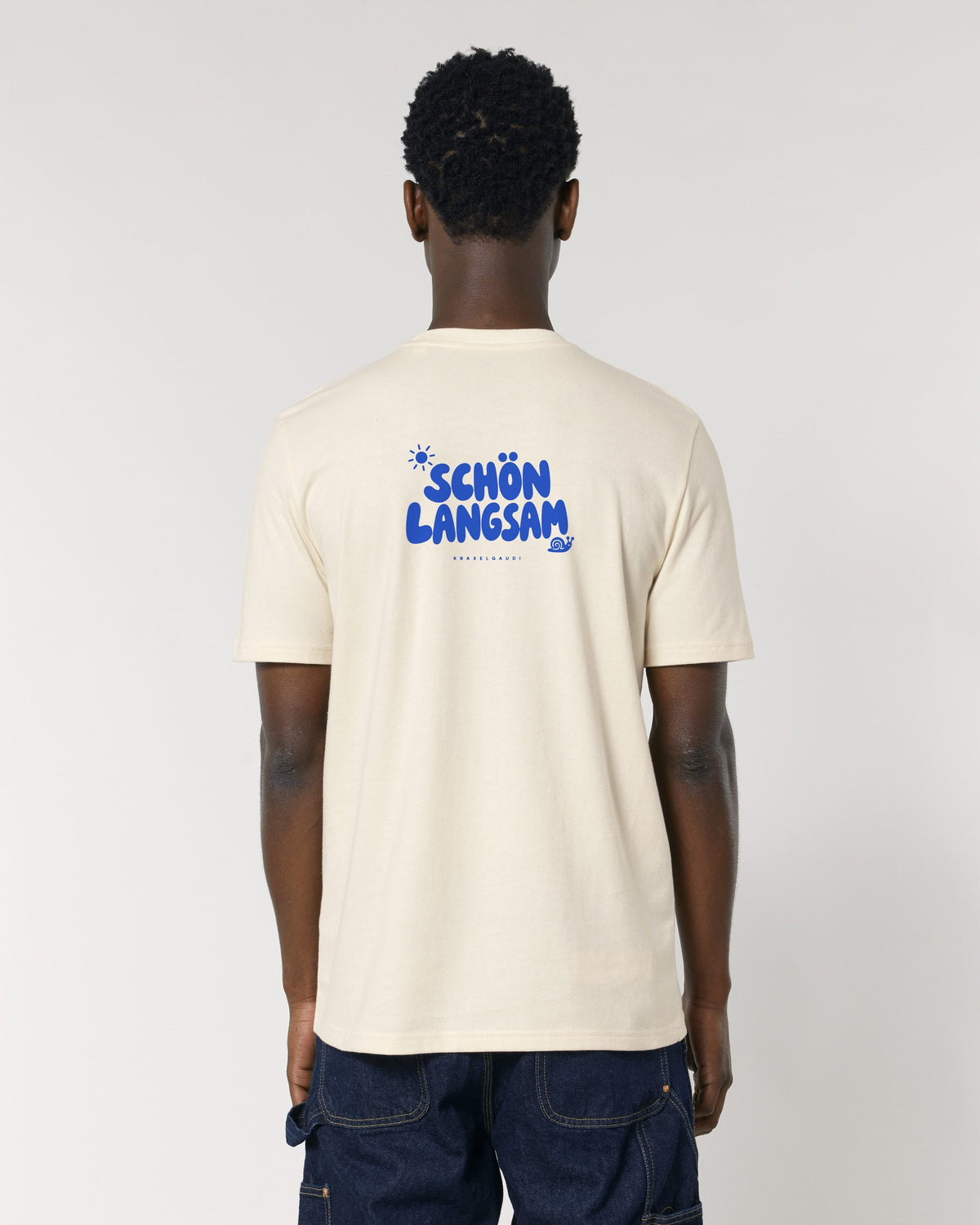 Schön langsam T-Shirt mit Rückendruck, von hinten getragen